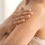 Santaverde Naturkosmetik Frau Peeling am Arm